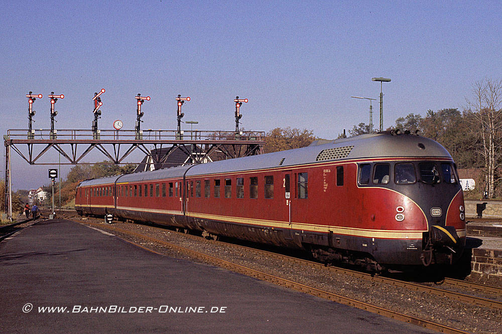 Im Oktober 1984 f&auml;hrt 613 606 aus dem Bf. Bad Harzburg.