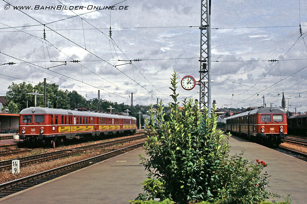  Im August 1983 stehen 425 102 und 425 120 im Bf. Bretten.