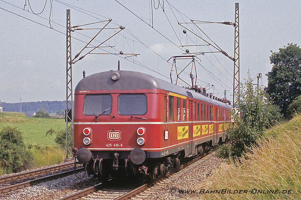 Im August 1984 f&auml;hrt 425 410 gleich in den Bahnhof Bempflingen.
