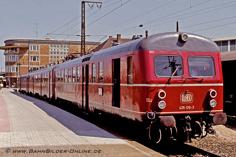 Im August 1983 steht 425 120 im Bf. Bruchsal.