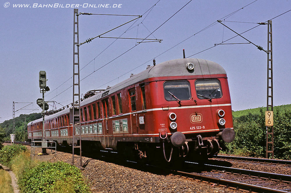 Im August 1983 f&auml;hrt 425 122 durch Helmsheim.