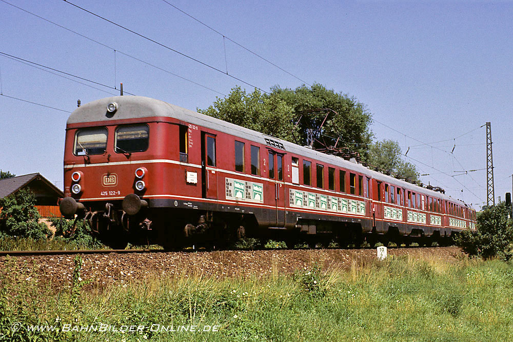 Im August 1983 f&auml;hrt  425 122 durch Helmsheim.