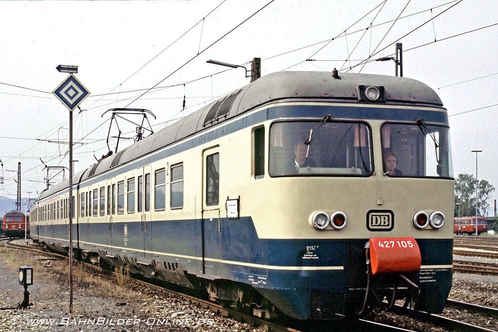 Im Juli 1984 kommt 427 105 aus dem Bahnbetriebswerk T&uuml;bingen.
