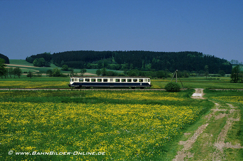 Im Mai 1988 fährt 515 027 bei Wollmetshofen 