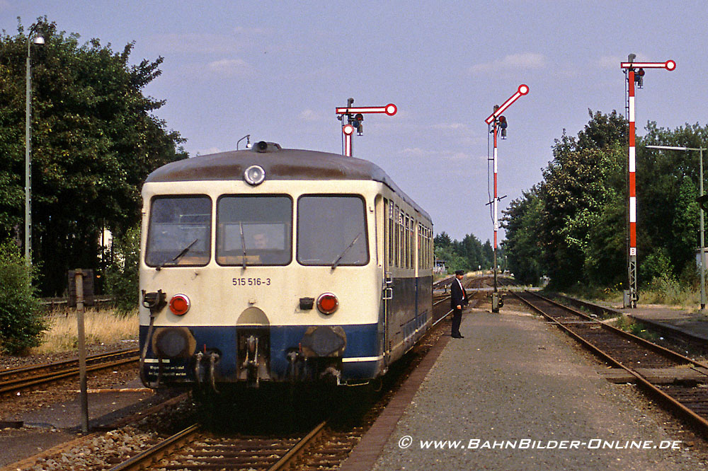 Im August 1986 steht 515 516 im Bf. Moenchengladbach-Rheindalen.