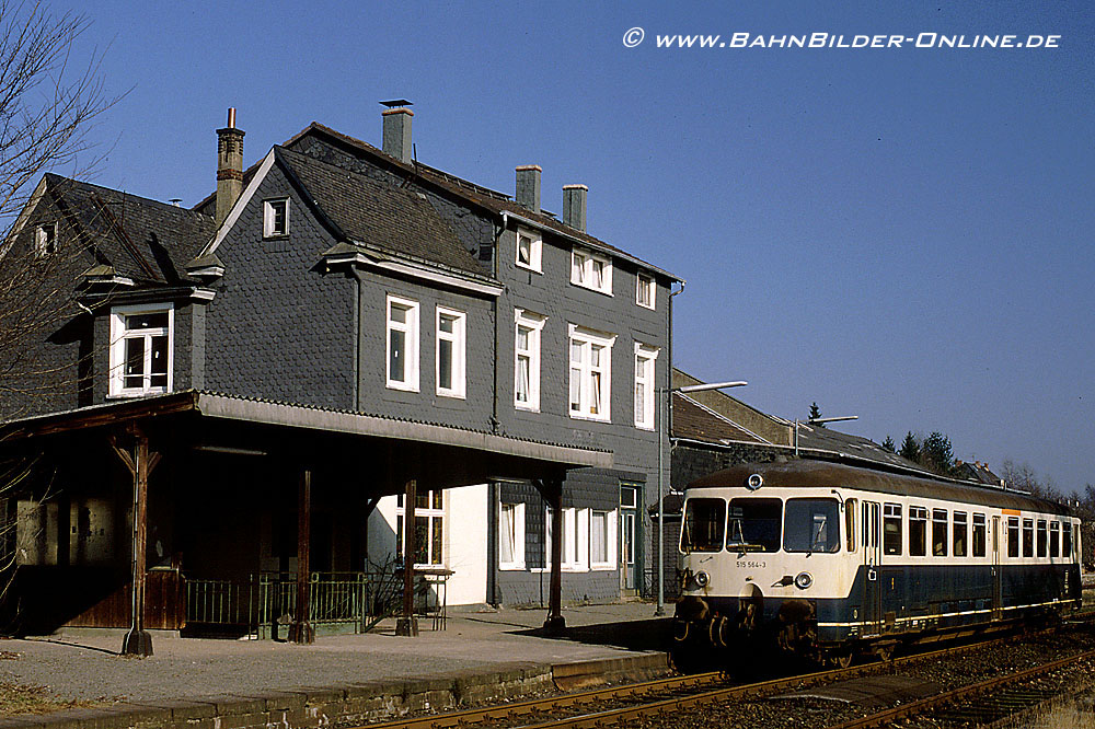 515 564 im April 1986 im Bf. Hilgen.