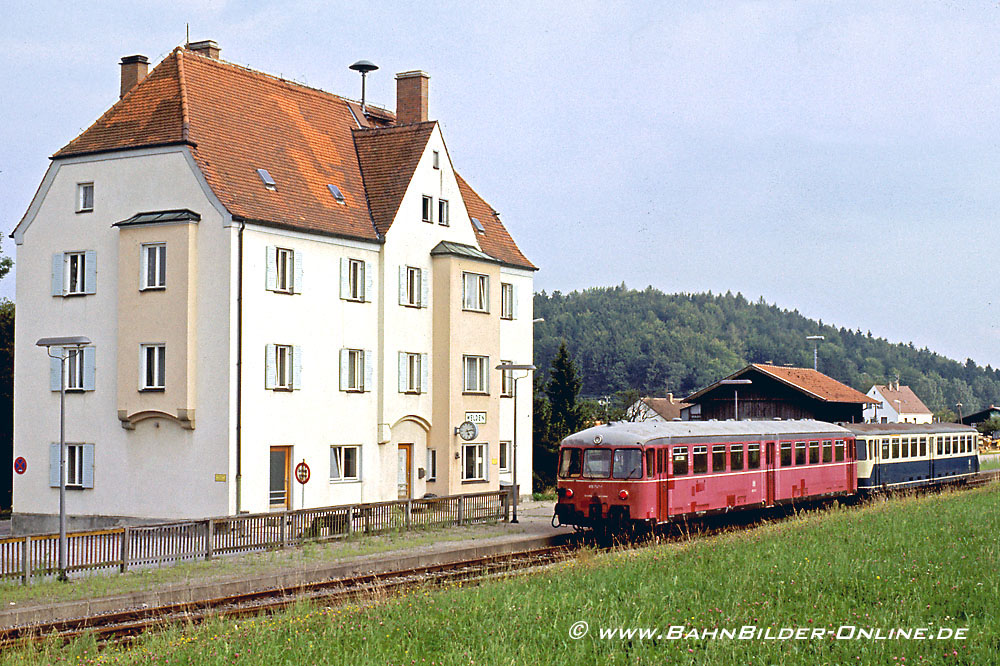 815 747 und 515 136 im Juli 1984 in Welden.