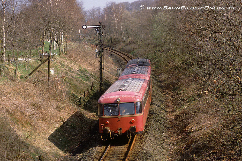 Ein 798er verl&auml;st im April 1990 den Bf. Hohenweststedt.
